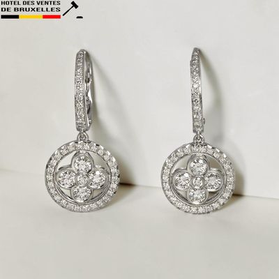 paire de boucles d'oreilles en or blanc et diamants, motif floral