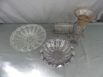 de nombreux plats et verres en verre posés sur une table