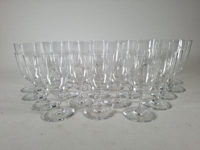un grand nombre de verres à vin vides posés sur une table