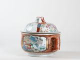 an image of a small bowl with a lid sitting on a table