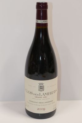 une bouteille de vin posée sur une table
