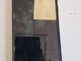 un téléphone portable cassé posé sur une table blanche