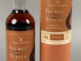 une photo d'une bouteille de whisky posée à côté d'un carton