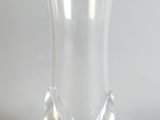 un vase en verre transparent avec un nœud autour de la base