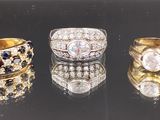 trois types de bagues différentes ornées de diamants sur un fond noir