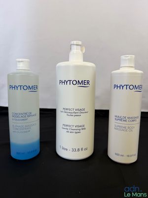 trois flacons de Phytomer sont posés sur une table
