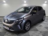 la voiture grise est garée sur le sol en damier d'un garage
