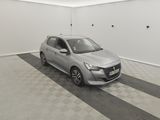 La voiture argentée est garée dans le garage de la maison.