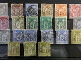 une photo d'une collection de timbres exposée dans une vitrine