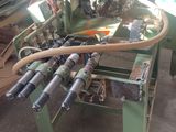 une image d'une machine qui travaille sur un morceau de bois