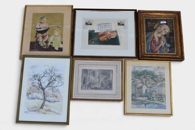 de nombreuses photos encadrées sur le mur de cette pièce