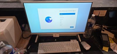 un écran d'ordinateur posé sur un bureau avec un clavier et une souris