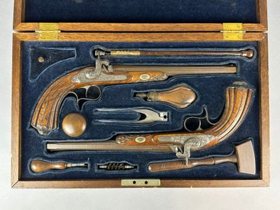 une caisse en bois contenant un ensemble d'armes à feu