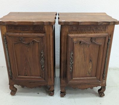 paire de tables de chevet anciennes en bois avec des plateaux sculptés