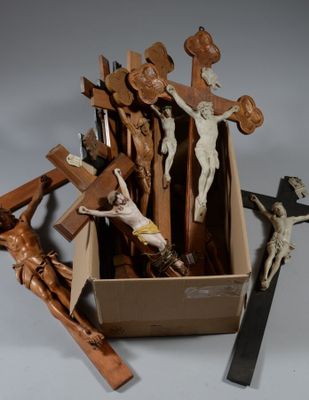une boîte de crucifix et une croix posés sur une table