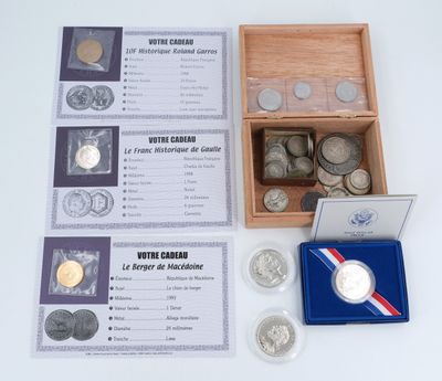 une boîte de pièces et une médaille posées sur une table
