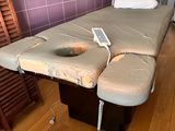 un lit sur lequel se trouve un oreiller, dans une chambre