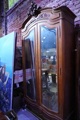 Armoire en bois sculpté d'une coquille déchiquetée, ouvrant …