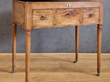 une petite table en bois avec deux tiroirs
