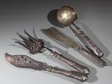 cinq types différents de couverts sur une table