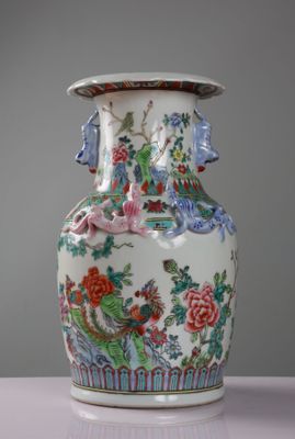 CHINE. Vase en porcelaine à décor de fleurs et de papillons.