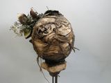 une œuvre d'art qui ressemble à un visage sur un bâton