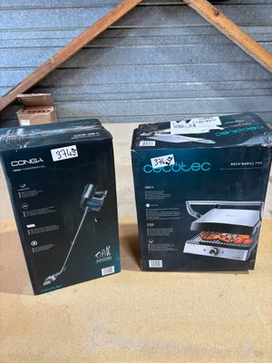 deux ordinateurs portables encore dans leur emballage, posés l'un à côté de l'autre sur une table