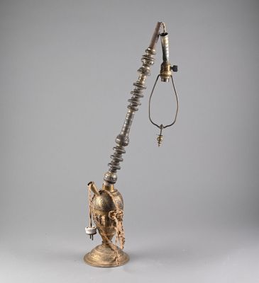 l'image d'une lampe posée sur une table