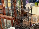 un vélo garé à côté d'une vitrine