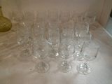 un grand nombre de verres à vin vides posés sur une table