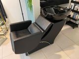 une chaise noire sur laquelle est posé un bol, dans une pièce
