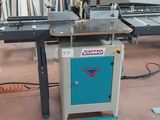 une image d'une machine qui travaille sur un morceau de bois