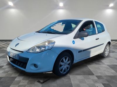 la photo d'une petite voiture blanche dans une pièce