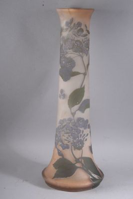 un vase avec un motif floral posé sur une table