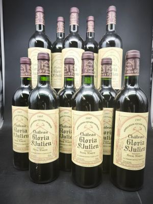 six bouteilles de vin sont alignées sur une table