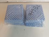 deux serviettes bleues posées sur une table