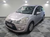 la petite voiture argentée est garée sur un carrelage à carreaux
