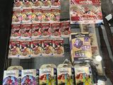 une vitrine en verre remplie de différentes sortes de bonbons