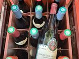 plusieurs bouteilles de vin rangées dans une boîte rouge
