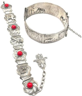 bracelet en argent et bracelet avec des perles rouges sur fond blanc