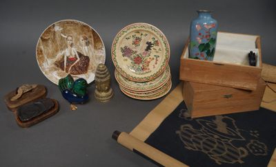 un grand nombre d'objets posés sur une table