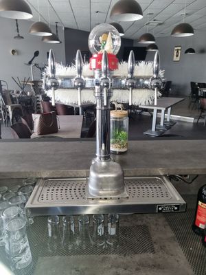 un bar sur lequel sont posées de nombreuses bouteilles et verres