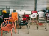 un grand nombre de chaises dans une pièce