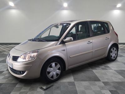 la photo d'une voiture argentée garée dans un garage
