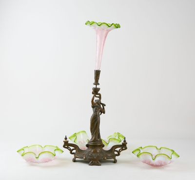 Vase présentoir en régule patiné et verre marbré rose, blanc…