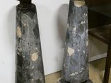 deux socles en marbre posés l'un à côté de l'autre sur le sol
