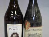deux bouteilles de vin posées l'une à côté de l'autre sur une table
