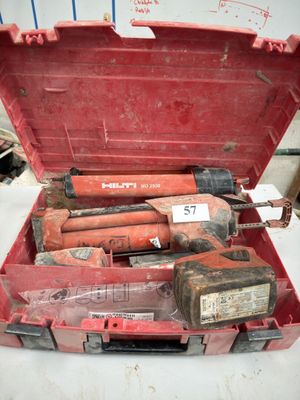 une boîte à outils rouge avec des outils sur une table