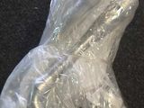 un sac en plastique emballé dans du film plastique, posé par terre