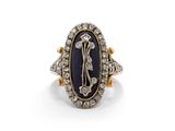 une bague ovale sertie d'une pierre bleue et de diamants
